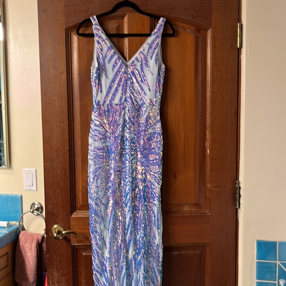 Gorgeous Sequin Gown! - Picture 5 of 6